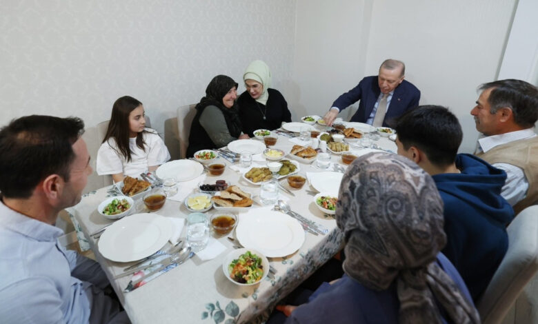 Erdoğan çiftinden iftar ziyareti 1 erdogan ciftinden iftar ziyareti 1dXKjuPq