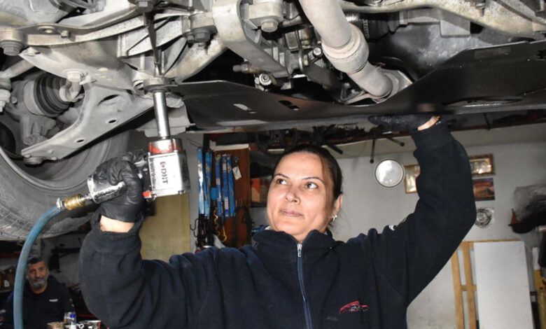 Eşlerinden öğrendiler mesleklerinde ustalaştılar: Oto tamirci kadınlar 1 eslerinden ogrendiler mesleklerinde ustalastilar oto tamirci kadinlar KTBQgthG