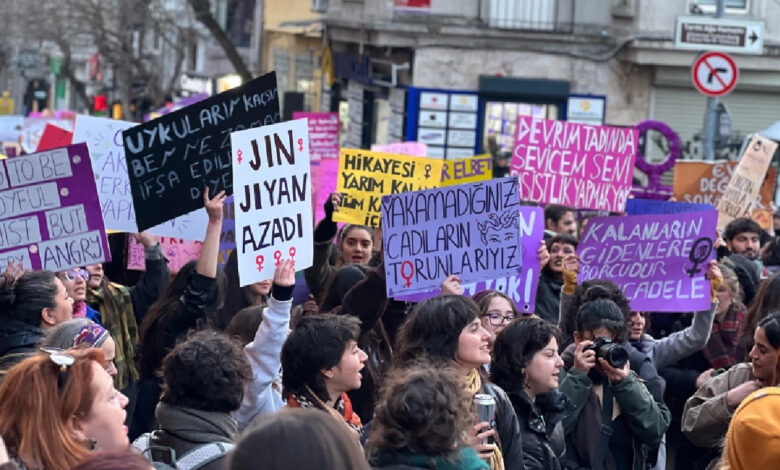 Feminist Gece Yürüyüşü’nde gözaltına alınanlar serbest bırakıldı 1 feminist gece yuruyusunde gozaltina alinanlar serbest birakildi J7k6b4aJ