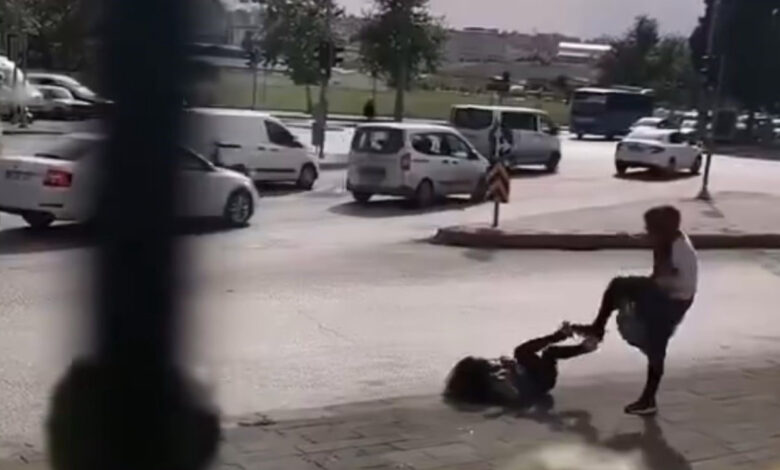 Gaziantep’te kadınların kavgası kamerada: Çevredekiler sadece izledi 1 gaziantepte kadinlarin kavgasi kamerada cevredekiler sadece izledi NSNwMkc2