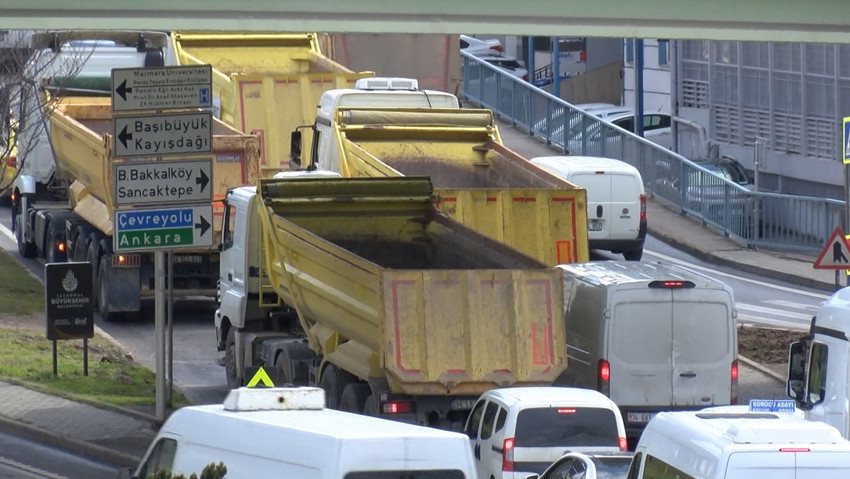 hafriyat kamyon soforlerinden dokum yeri eylemi yuzlerce kamyon trafikte 0 628iV3dG
