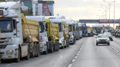 hafriyat kamyon soforlerinden dokum yeri eylemi yuzlerce kamyon trafikte KbLWiHyk