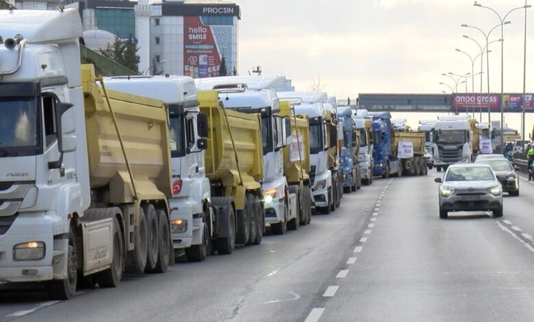 Hafriyat kamyon şoförlerinden döküm yeri eylemi: Yüzlerce kamyon trafikte 1 hafriyat kamyon soforlerinden dokum yeri eylemi yuzlerce kamyon trafikte KbLWiHyk