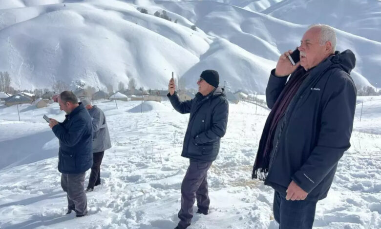 Hakkari'de telefonla konuşabilmek için karlı yolları aşıyorlar 1 hakkaride telefonla konusabilmek icin karli yollari asiyorlar LjJmD7r6