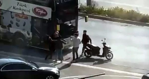 istanbulda yol verme kavgasi kamerada 1 3zAmK1bd