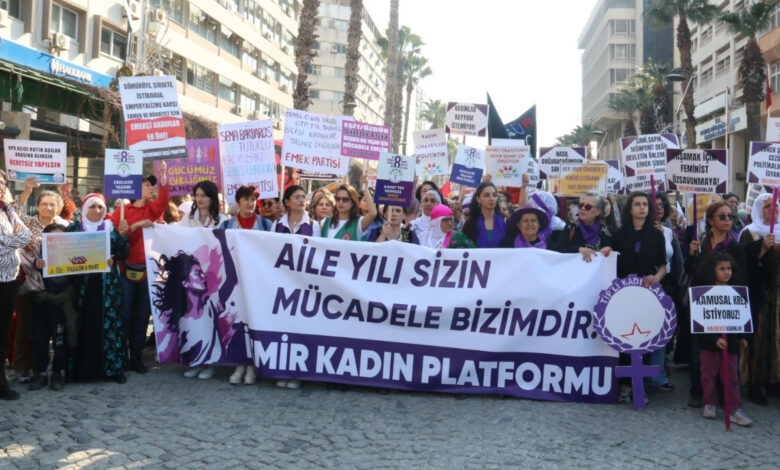İzmir'de kadınlar Cumhuriyet Meydanı'na yürüdü: 'Birleşik mücadeleyi yükselteceğiz' 1 izmirde kadinlar cumhuriyet meydanina yurudu birlesik mucadeleyi yukseltecegiz U8KVUYQf