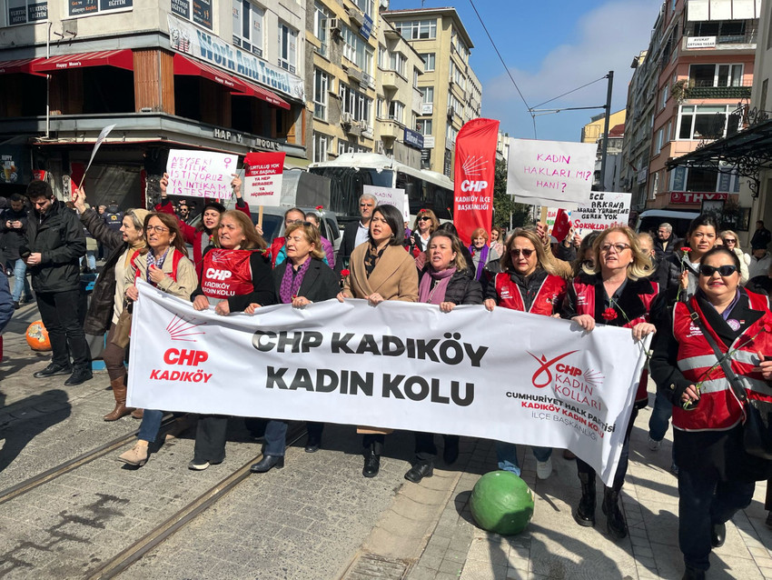 kadikoyde kadinlar sokakta 1 4ZCGUBnR