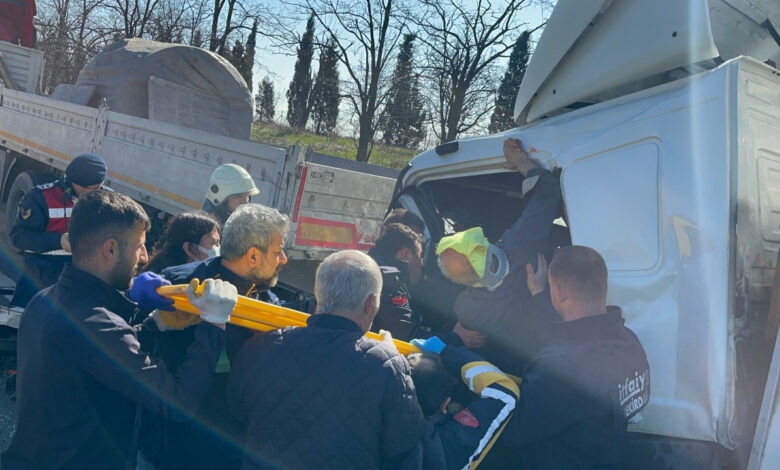 Kamyon, park halindeki tıra çarptı; iki araç arasında sıkışan şoför öldü 1 kamyon park halindeki tira carpti iki arac arasinda sikisan sofor oldu fDhB2FgZ