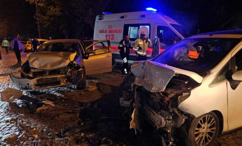 karaagacta iki otomobil carpisti 4 kisi yaralandi yUPHwWbR