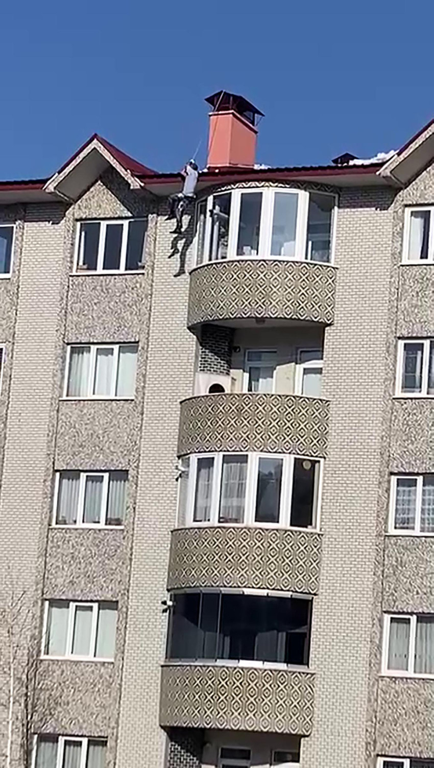 karlari temizlemek isterken catidan dusuyordu bir daha cikmayacagim 0