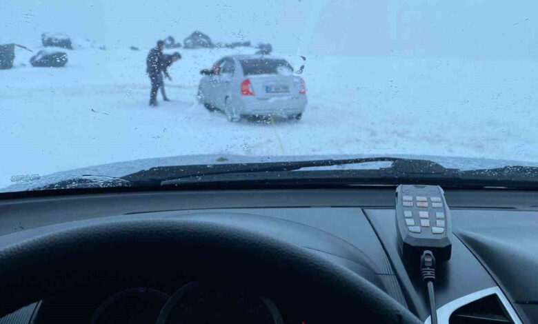 karli yolda zor anlar araclari offroad ekibi kurtardi 2xvCxL8j