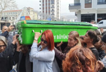 katledilen kadinin cenazesini kadinlar omuzladi NvHOESyg
