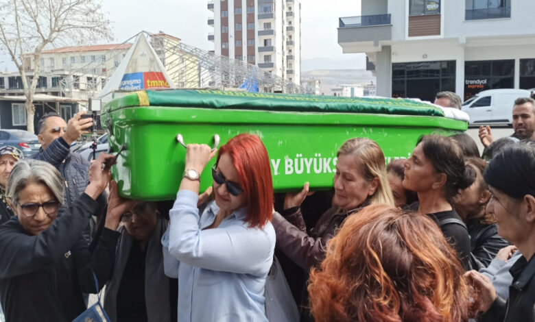 Katledilen kadının cenazesini kadınlar omuzladı 1 katledilen kadinin cenazesini kadinlar omuzladi NvHOESyg