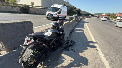 kocaeli gebzede motosiklet beton bariyere carpti 2 yarali JR6DDPM3