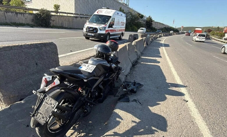 Kocaeli Gebze’de motosiklet beton bariyere çarptı: 2 yaralı 1 kocaeli gebzede motosiklet beton bariyere carpti 2 yarali JR6DDPM3