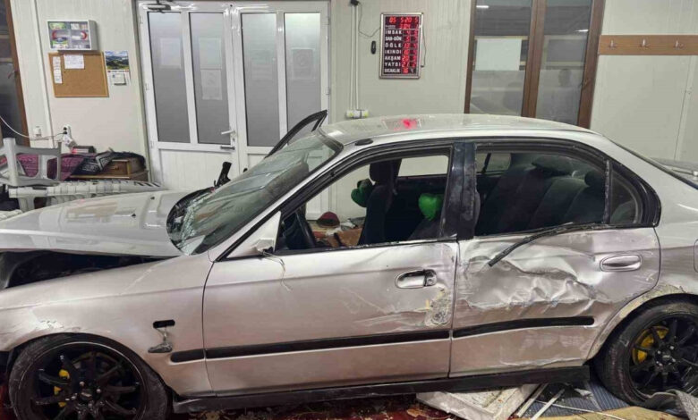 kocaeli izmitte alkollu surucu ebubekir siddik camiine carpti 1 yarali 2ZYe47BK