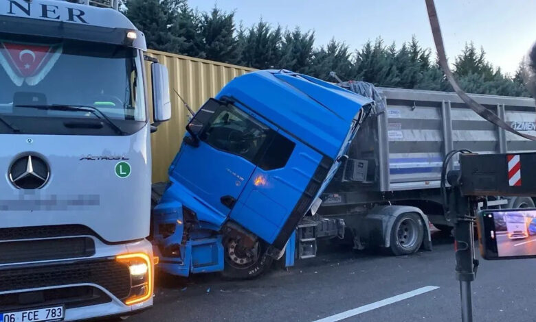 Kocaeli TEM Otoyolu’nda zincirleme kaza: Şans eseri yaralanan olmadı 1 kocaeli tem otoyolunda zincirleme kaza sans eseri yaralanan olmadi bUMbCkwI