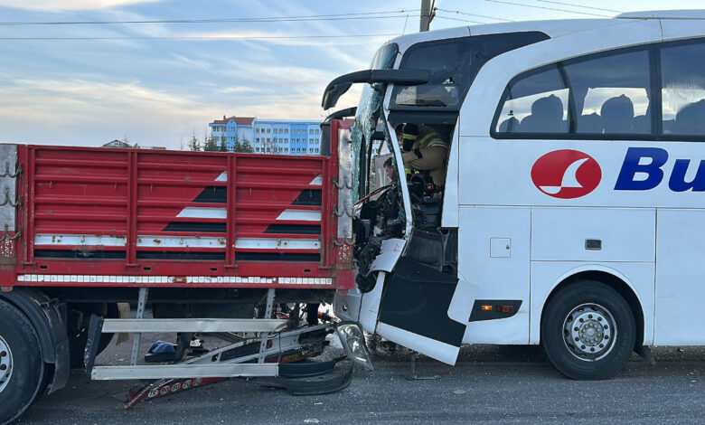 Kütahya'da kaza: Yolcu otobüsü TIR'a çarptı 1 kutahyada kaza yolcu otobusu tira carpti JTx1X3Oi