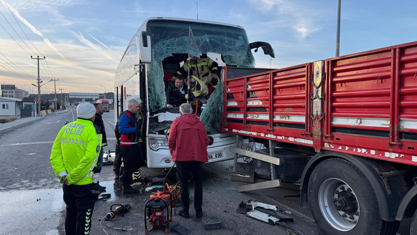 kutahyada yolcu otobusu tira carpti 14 yarali 0 MU1vPuKM