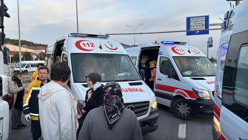 kutahyada yolcu otobusu tira carpti 14 yarali 1 aYESszKc