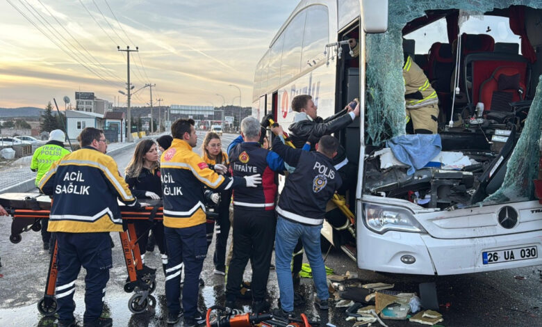 Kütahya'da yolcu otobüsü tıra çarptı: 14 yaralı 1 kutahyada yolcu otobusu tira carpti 14 yarali J7feEx4f