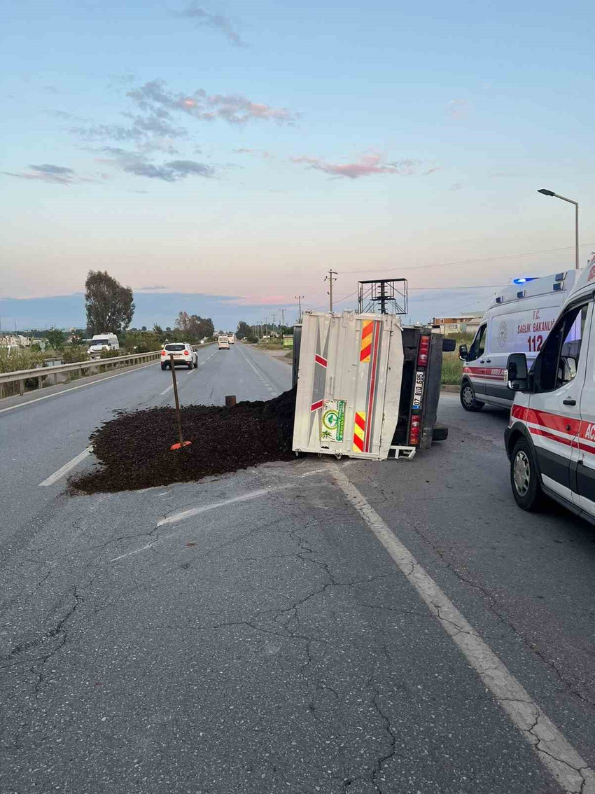 manavgat d 400 karayolunda kamyonet kazasi 3 yarali lastik patladi 0 6puveRpg