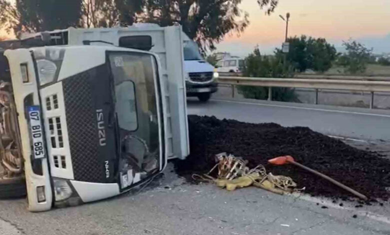 manavgat d 400 karayolunda kamyonet kazasi 3 yarali lastik patladi ZkpJYjr2
