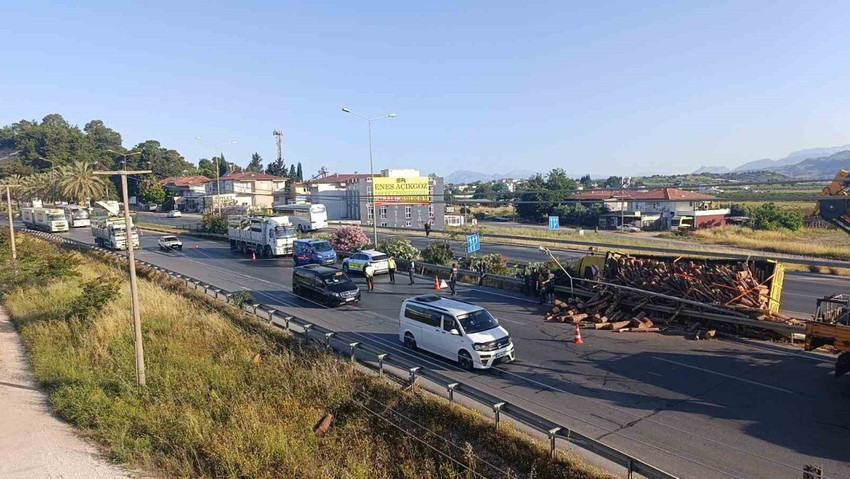 manavgatta tomruk yuklu kamyon devrildi burnu bile kanamadan cikti 0 B6BDauYt