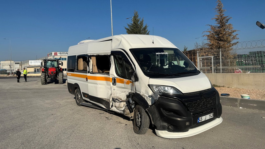 manisada iki isci servisi carpisti 19 yarali 0 IPq2ADbf