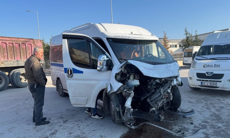 Manisa'da iki işçi servisi çarpıştı: 19 yaralı 1 manisada iki isci servisi carpisti 19 yarali IfHCn8E3