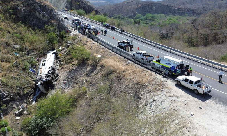 Meksika'da otobüs şarampole yuvarlandı: 11 ölü 1 meksikada otobus sarampole yuvarlandi 11 olu LS5fvJ2a