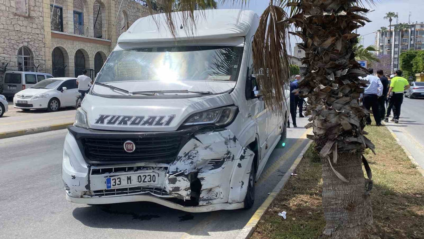 mersinde kavsakta feci kaza otomobil yolcu minibusuyle carpisti 3 yarali 0 BTa3ZiDJ