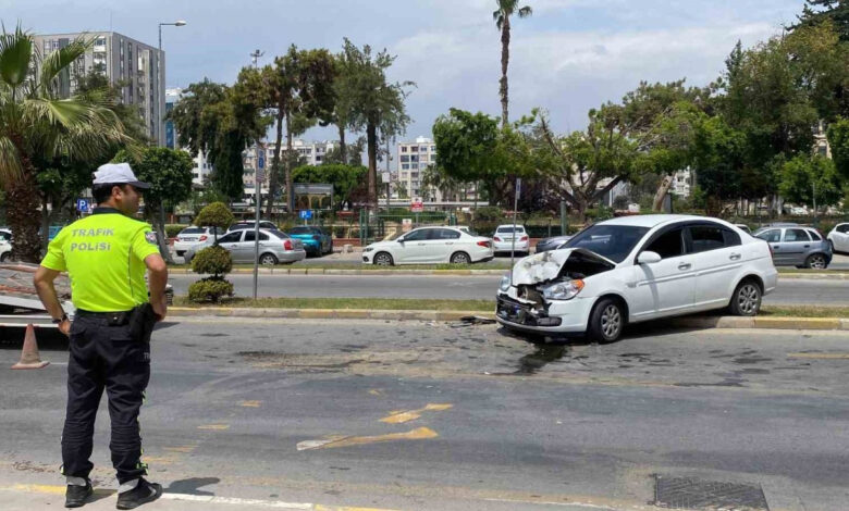 mersinde kavsakta feci kaza otomobil yolcu minibusuyle carpisti 3 yarali IyKMduF9