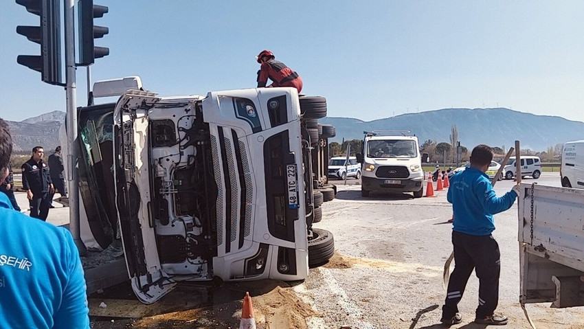 muglada dogalgaz yuklu tir devrildi 0