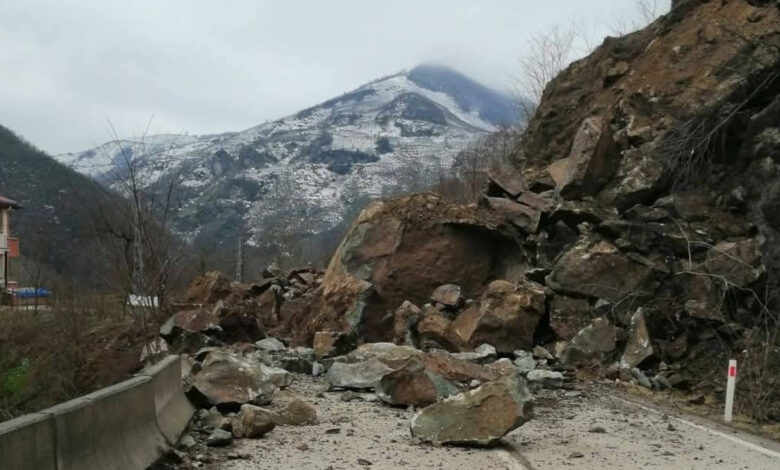 Ordu'da heyelan: Karayolu ulaşıma kapandı 1 orduda heyelan karayolu ulasima kapandi 7PwtjgqW