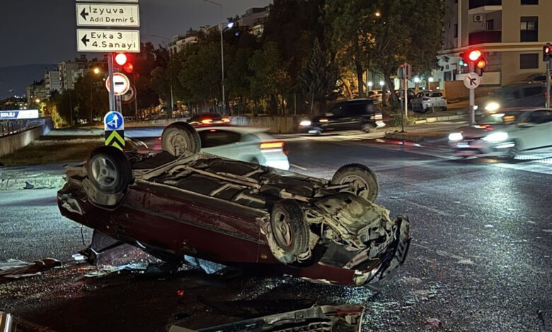 Otomobil, sinyalizasyon direğine çarpıp, ters döndü 1 otomobil sinyalizasyon diregine carpip ters dondu ugMrMB64