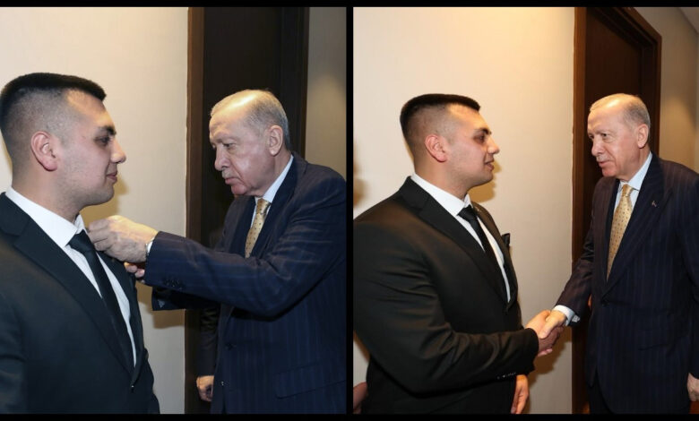 Recep Tayyip Erdoğan'a parti rozetini Cumhurbaşkanı Erdoğan taktı 1 recep tayyiperdogana parti rozetini cumhurbaskanierdogantakti CX2YQBQ7