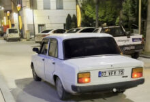 sahura uyandirmak icin araciyla yuksek sesli muzik acip dolasti kalksana kiz 5OfeWwCD