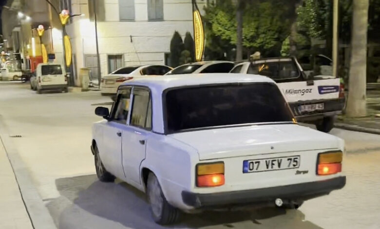 Sahura uyandırmak için aracıyla yüksek sesli müzik açıp dolaştı: 'Kalksana kız!' 1 sahura uyandirmak icin araciyla yuksek sesli muzik acip dolasti kalksana kiz 5OfeWwCD