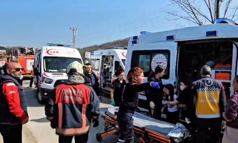 Sakarya'da minibüsle otomobil çarpıştı: 5'i çocuk 10 yaralı 1 sakaryada minibusle otomobil carpisti 5i cocuk 10 yarali fGwmkI7F