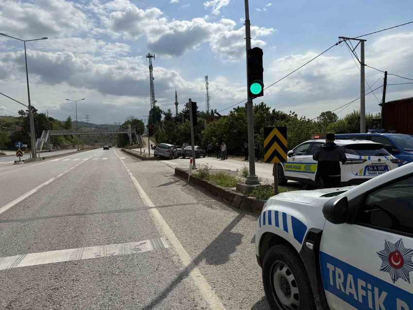 sakaryada trafik kazasi iki arac carpisti 4 kisi yaralandi 0 5ekSNjO7