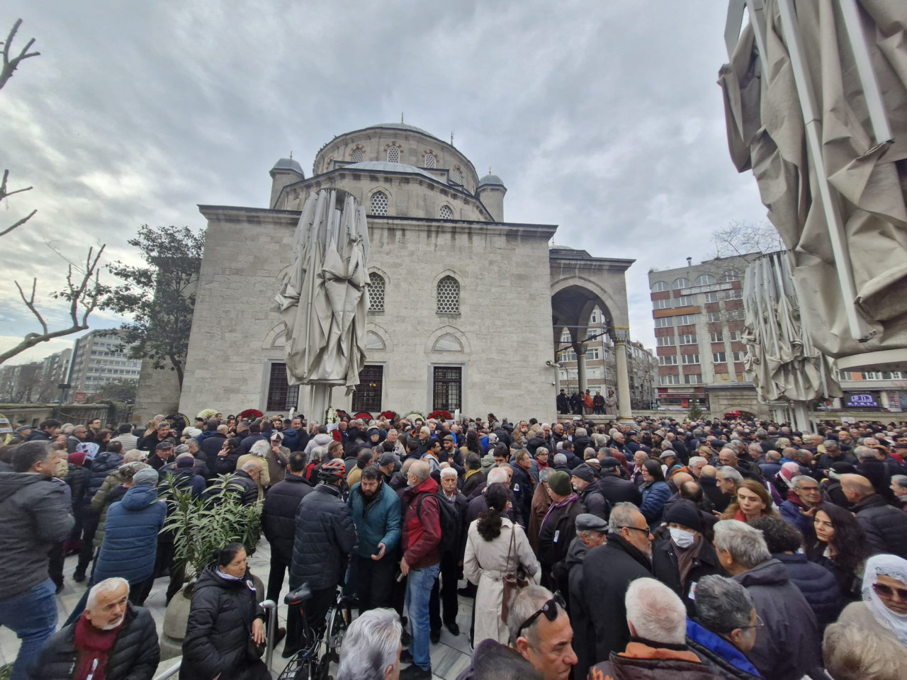 Sevim Belli kadınların omzunda son yolculuğuna uğurlandı 2 sevim belli kadinlarin omzunda son yolculuguna ugurlandi 0 bzF8efQd