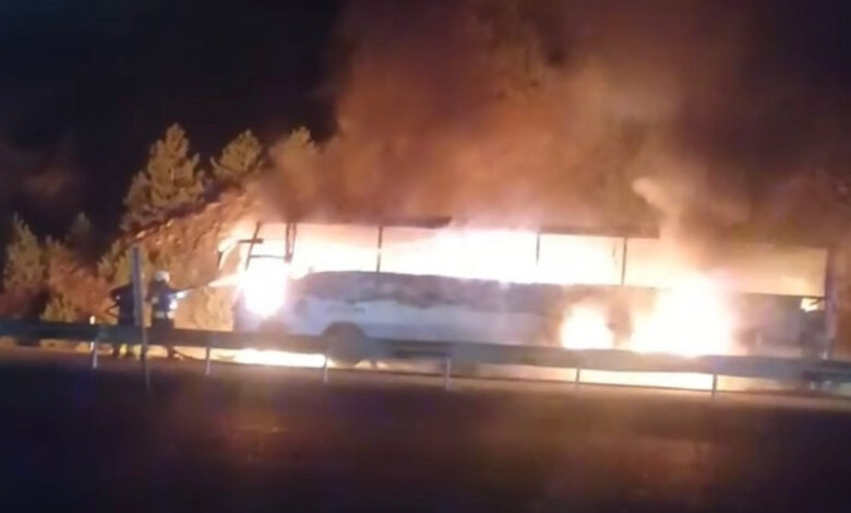 Seyir halindeki yolcu otobüsü alev alev yandı 1 seyir halindeki yolcu otobusu alev alev yandi VWIYV6TC