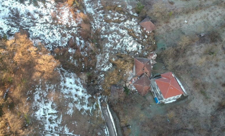 Sinop'ta 3 evin yıkıldığı, 4 kişinin yaralandığı heyelan sonrası hasar tespit çalışması başladı 1 sinopta 3 evin yikildigi 4 kisinin yaralandigi heyelan sonrasi hasar tespit calismasi basladi renYqycm