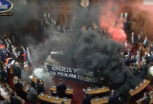 sirbistan meclisinde muhalefet vekillerinden sis bombali protesto 9DXOxGJW