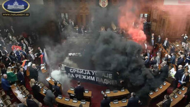 sirbistan meclisinde muhalefet vekillerinden sis bombali protesto 9DXOxGJW