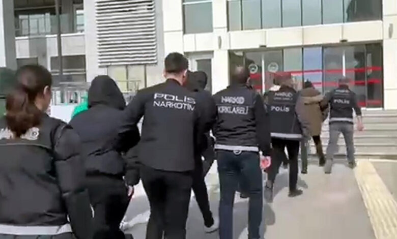 Sosyal medya üzerinden uyuşturucu satanlara operasyon: 5 tutuklama 1 sosyal medya uzerinden uyusturucu satanlara operasyon 5 tutuklama DjKzx1N4