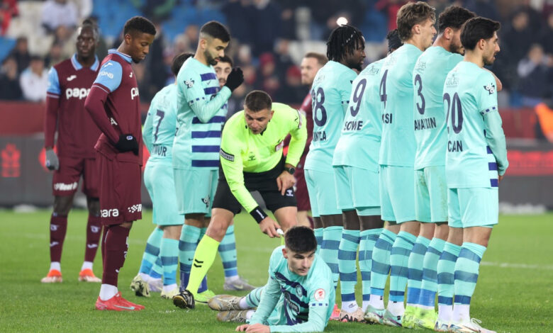 Trabzonspor-Çaykur Rize maçı: Sakatlanan hakem yerini 4. hakeme bıraktı 1 trabzonspor caykur rize maci sakatlanan hakem yerini 4 hakeme birakti 1LFtqDbc