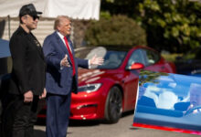 trump beyaz saray onunde muska destek sovu yapti tesla satin aldi r4TAz9Gw