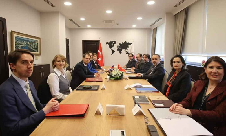 Türkiye ve İngiltere'den 'Suriye' görüşmesi: 'Yaptırımların kaldırılması gündeme getirildi' 1 turkiye ve ingiltereden suriye gorusmesi yaptirimlarin kaldirilmasi gundeme getirildi 7pjMqbOL